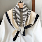 Geruite Zijden Sjaal Voor Elegante Styling Als Halsdoek Of Haaraccessoire