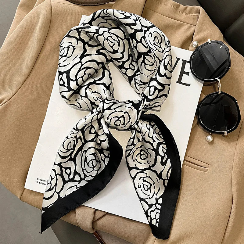 Geruite Zijden Sjaal Voor Elegante Styling Als Halsdoek Of Haaraccessoire