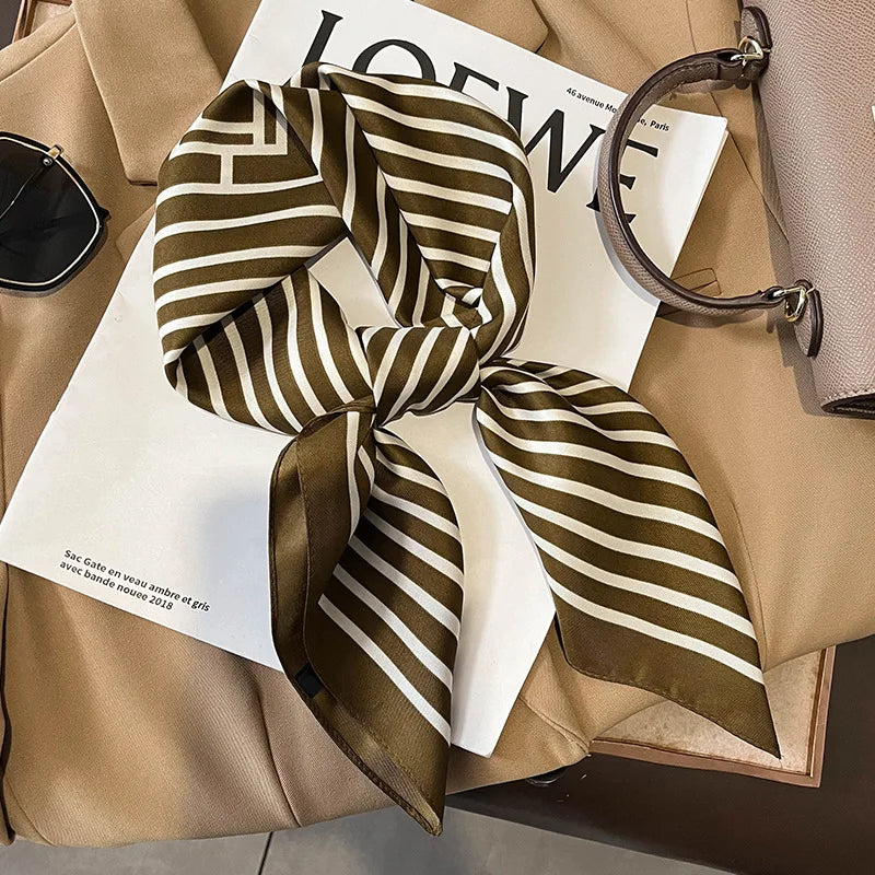 Geruite Zijden Sjaal Voor Elegante Styling Als Halsdoek Of Haaraccessoire