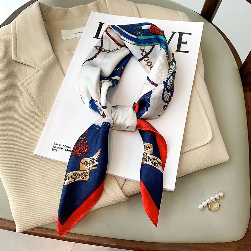 Geruite Zijden Sjaal Voor Elegante Styling Als Halsdoek Of Haaraccessoire