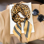 Geruite Zijden Sjaal Voor Elegante Styling Als Halsdoek Of Haaraccessoire