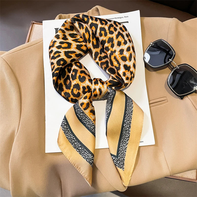 Geruite Zijden Sjaal Voor Elegante Styling Als Halsdoek Of Haaraccessoire