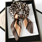 Geruite Zijden Sjaal Voor Elegante Styling Als Halsdoek Of Haaraccessoire