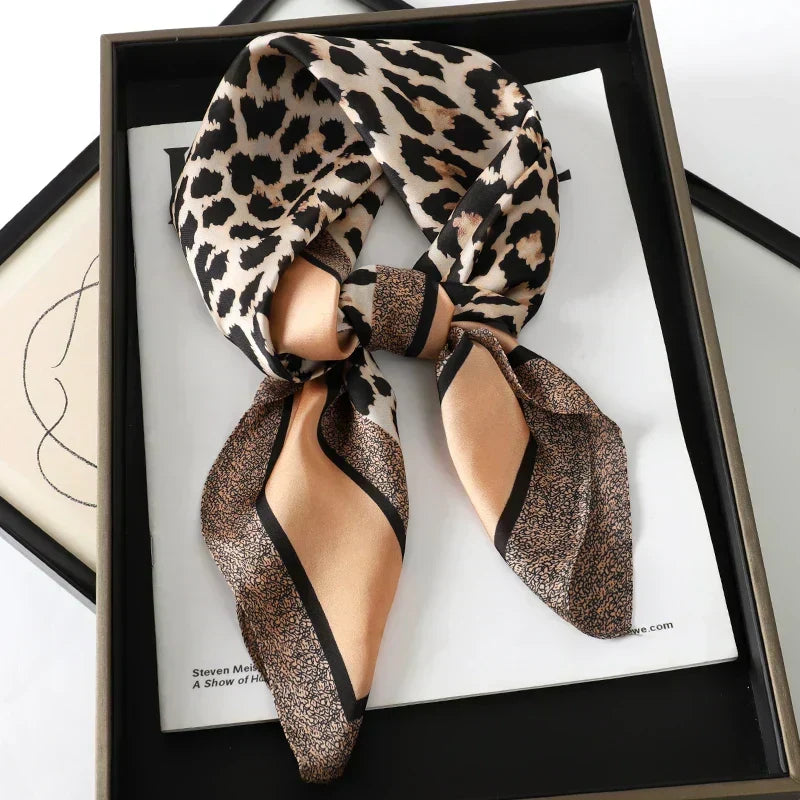 Geruite Zijden Sjaal Voor Elegante Styling Als Halsdoek Of Haaraccessoire