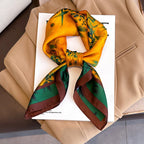 Geruite Zijden Sjaal Voor Elegante Styling Als Halsdoek Of Haaraccessoire
