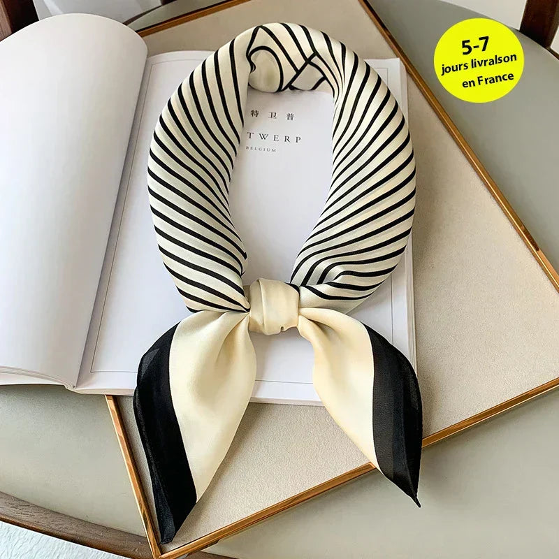 Geruite Zijden Sjaal Voor Elegante Styling Als Halsdoek Of Haaraccessoire