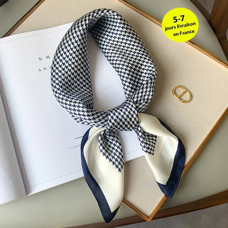 Geruite Zijden Sjaal Voor Elegante Styling Als Halsdoek Of Haaraccessoire