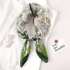 Geruite Zijden Sjaal Voor Elegante Styling Als Halsdoek Of Haaraccessoire