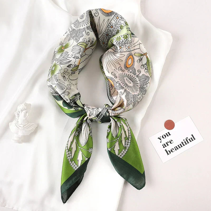 Geruite Zijden Sjaal Voor Elegante Styling Als Halsdoek Of Haaraccessoire