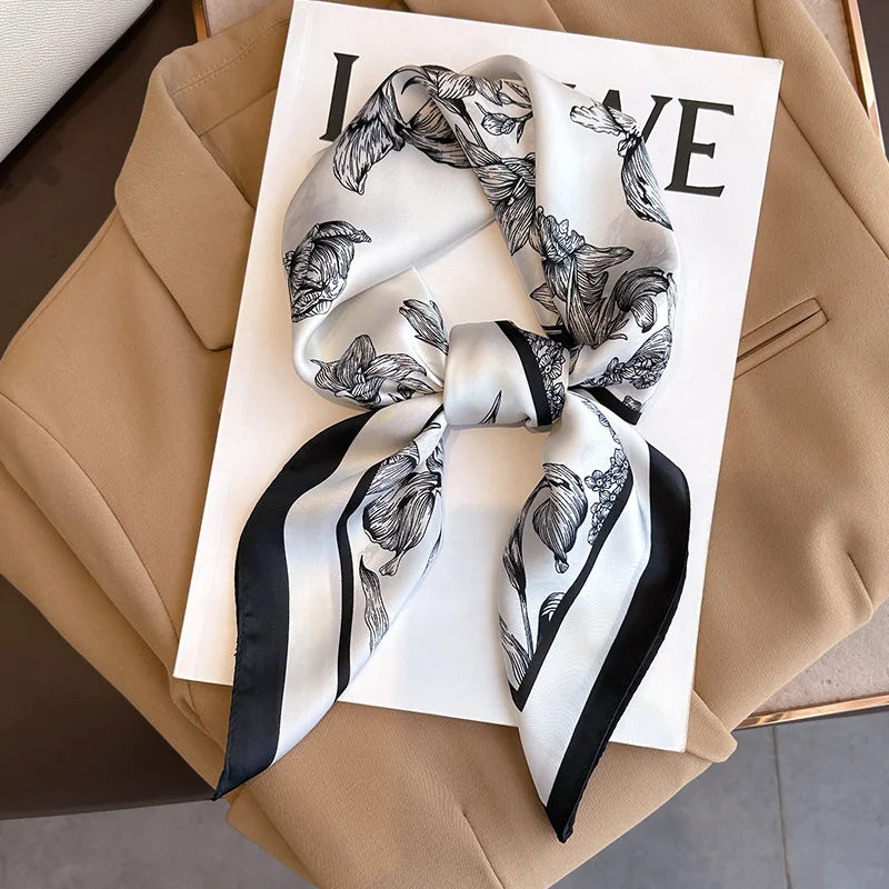 Geruite Zijden Sjaal Voor Elegante Styling Als Halsdoek Of Haaraccessoire