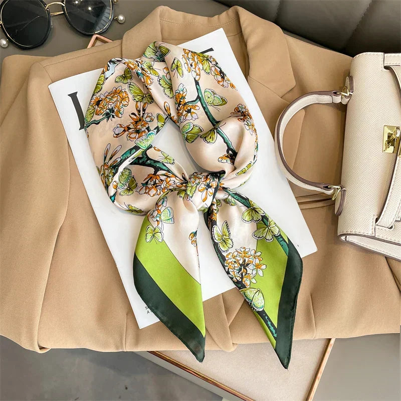 Geruite Zijden Sjaal Voor Elegante Styling Als Halsdoek Of Haaraccessoire