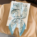 Geruite Zijden Sjaal Voor Elegante Styling Als Halsdoek Of Haaraccessoire
