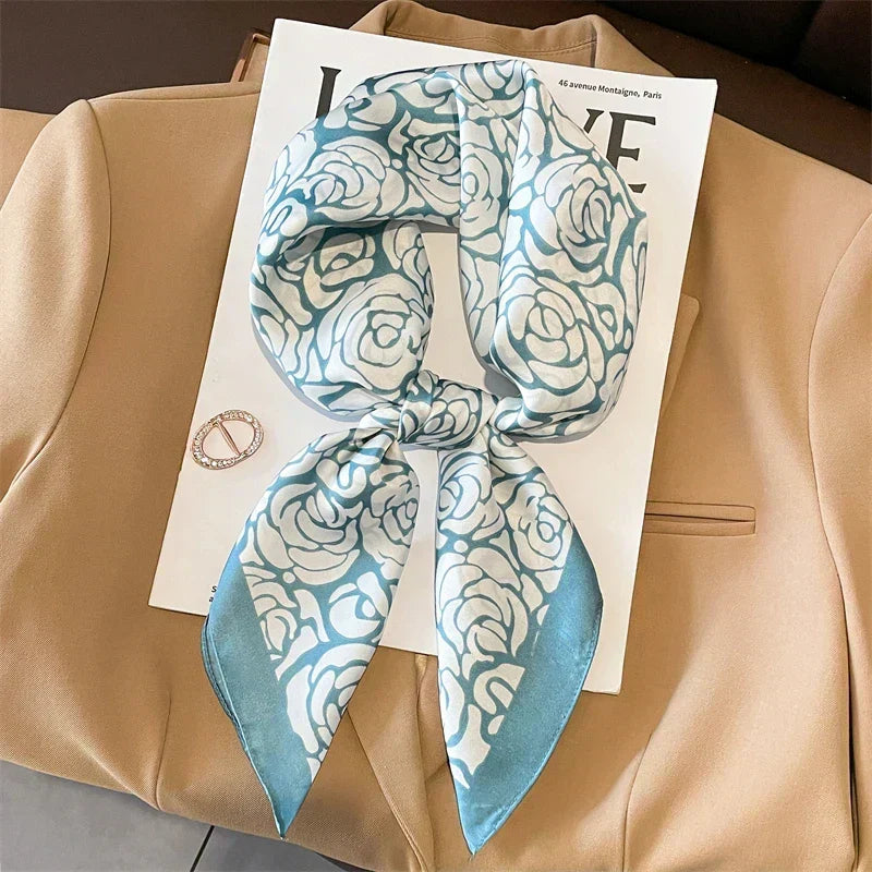 Geruite Zijden Sjaal Voor Elegante Styling Als Halsdoek Of Haaraccessoire