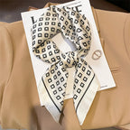 Geruite Zijden Sjaal Voor Elegante Styling Als Halsdoek Of Haaraccessoire
