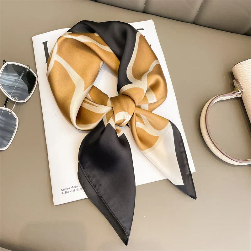 Geruite Zijden Sjaal Voor Elegante Styling Als Halsdoek Of Haaraccessoire