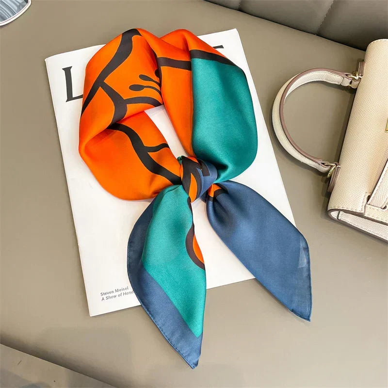 Geruite Zijden Sjaal Voor Elegante Styling Als Halsdoek Of Haaraccessoire