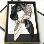 Geruite Zijden Sjaal Voor Elegante Styling Als Halsdoek Of Haaraccessoire
