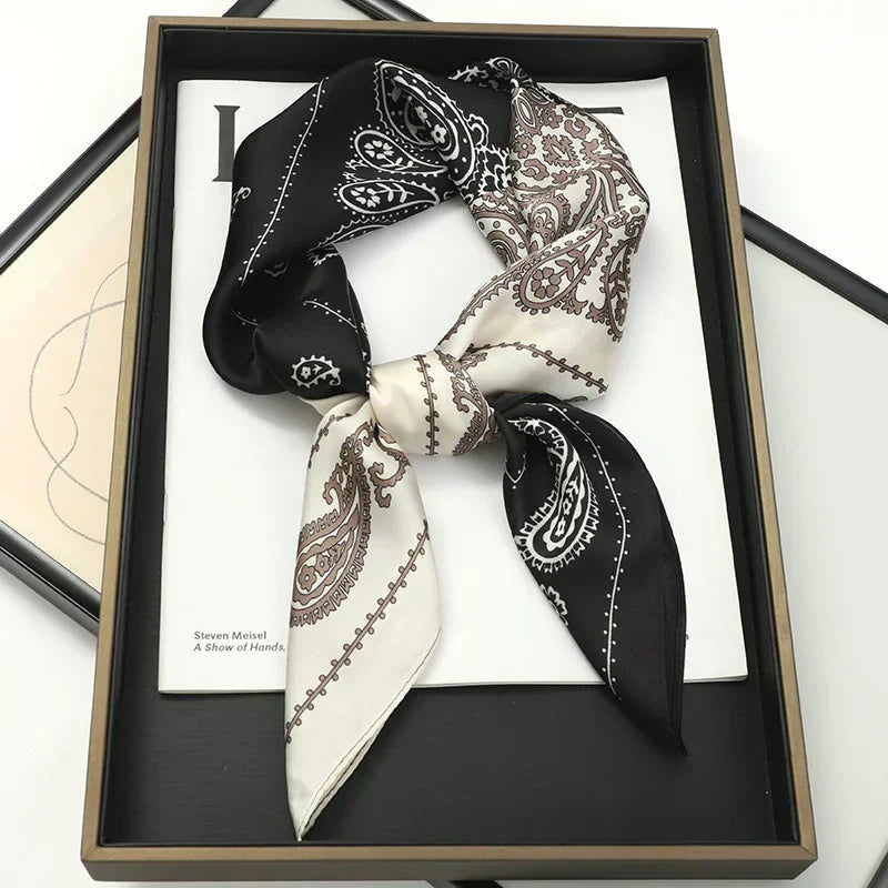 Geruite Zijden Sjaal Voor Elegante Styling Als Halsdoek Of Haaraccessoire