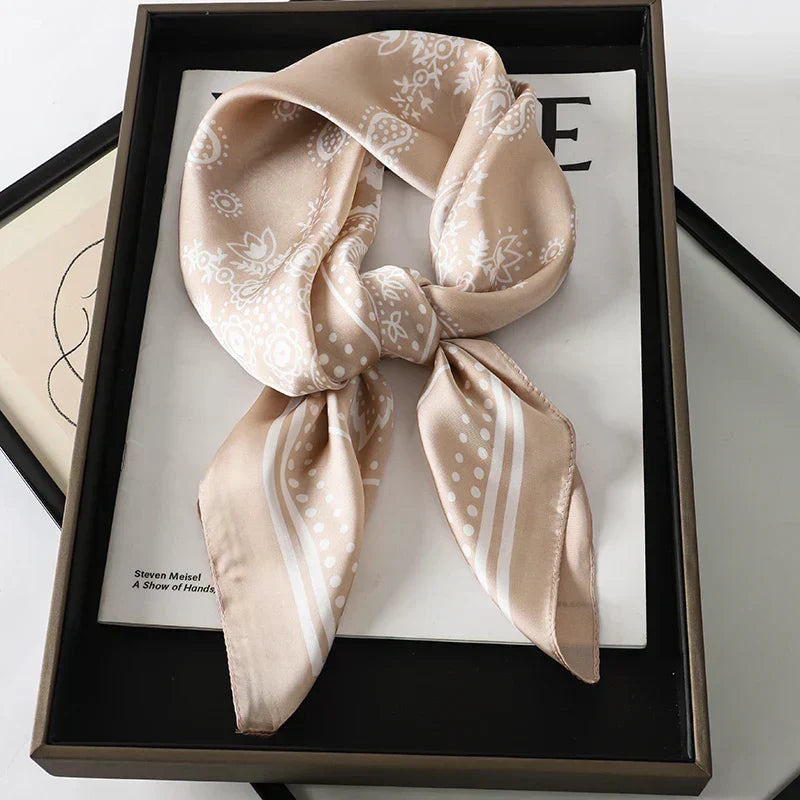 Geruite Zijden Sjaal Voor Elegante Styling Als Halsdoek Of Haaraccessoire