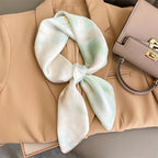 Geruite Zijden Sjaal Voor Elegante Styling Als Halsdoek Of Haaraccessoire