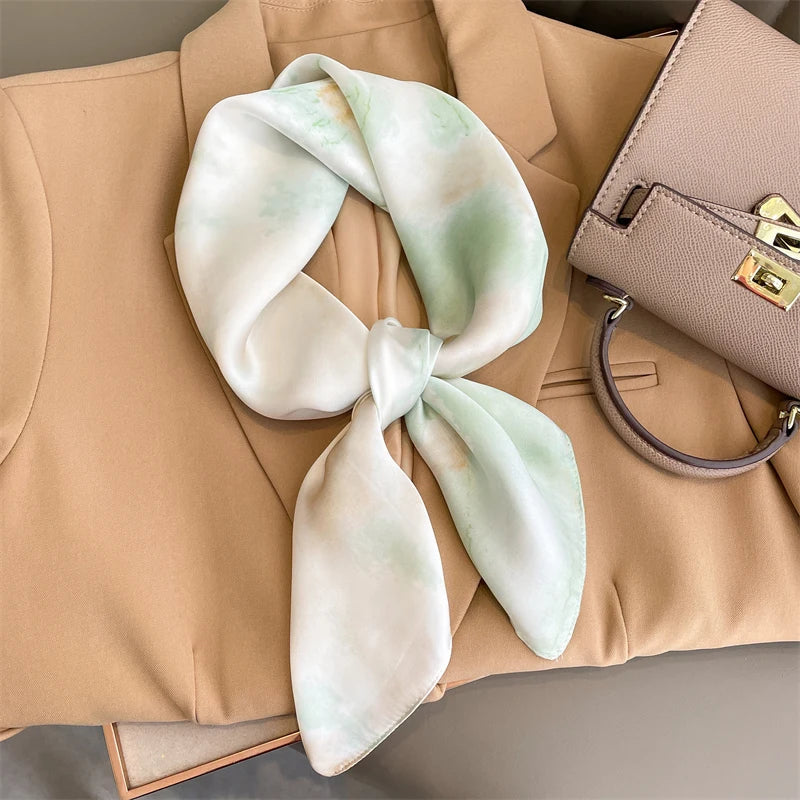 Geruite Zijden Sjaal Voor Elegante Styling Als Halsdoek Of Haaraccessoire