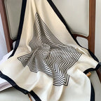 Geruite Zijden Sjaal Voor Elegante Styling Als Halsdoek Of Haaraccessoire