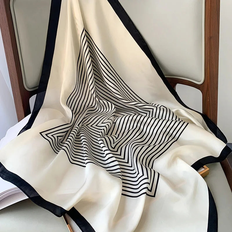 Geruite Zijden Sjaal Voor Elegante Styling Als Halsdoek Of Haaraccessoire