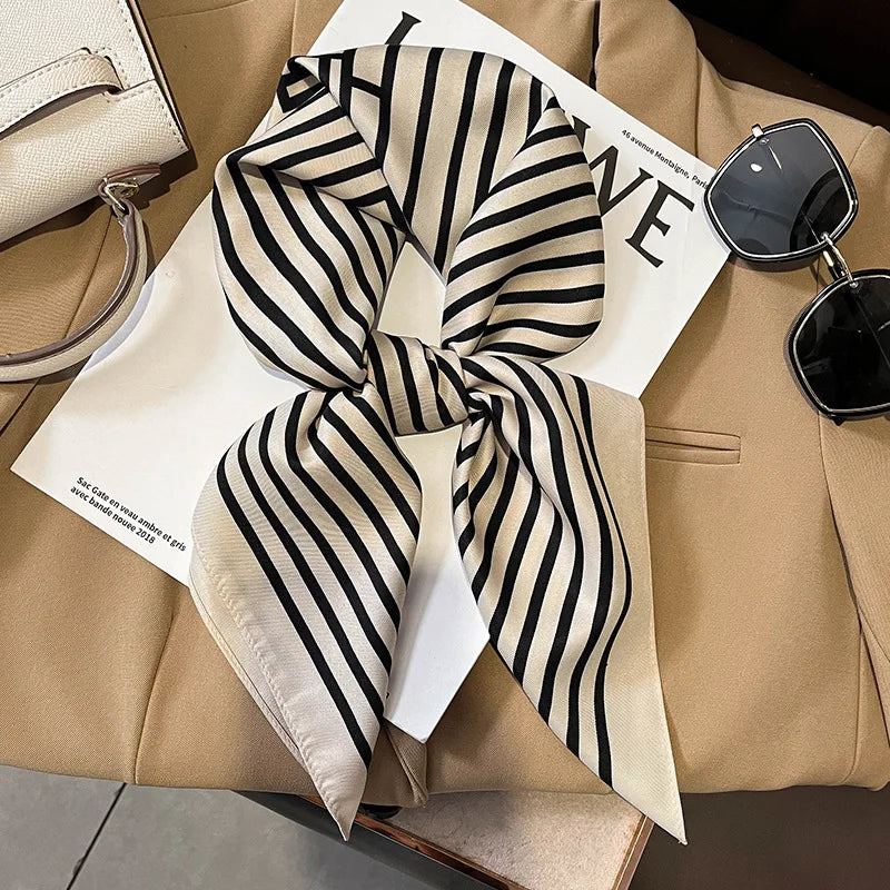 Geruite Zijden Sjaal Voor Elegante Styling Als Halsdoek Of Haaraccessoire