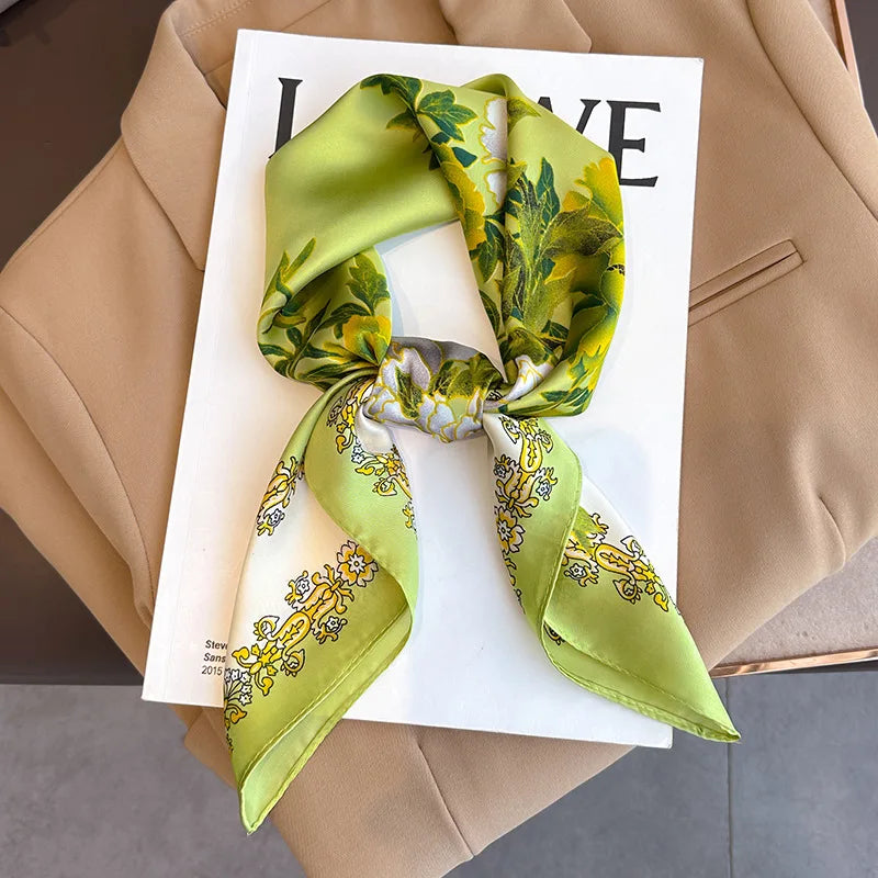 Geruite Zijden Sjaal Voor Elegante Styling Als Halsdoek Of Haaraccessoire
