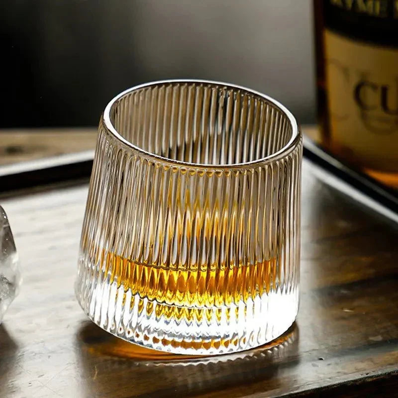 Whiskyglas Met Geribbelde Structuur En Roterend Ontwerp