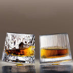 Whiskyglas Met Geribbelde Structuur En Roterend Ontwerp
