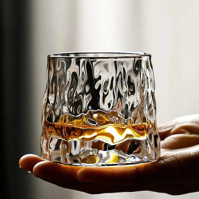 Whiskyglas Met Geribbelde Structuur En Roterend Ontwerp
