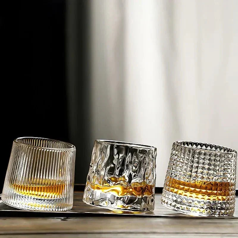 Whiskyglas Met Geribbelde Structuur En Roterend Ontwerp
