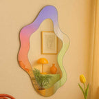Decoratieve Acryl Spiegel met Vloeiende Asymmetrische Vorm en Subtiele Lichtreflectie