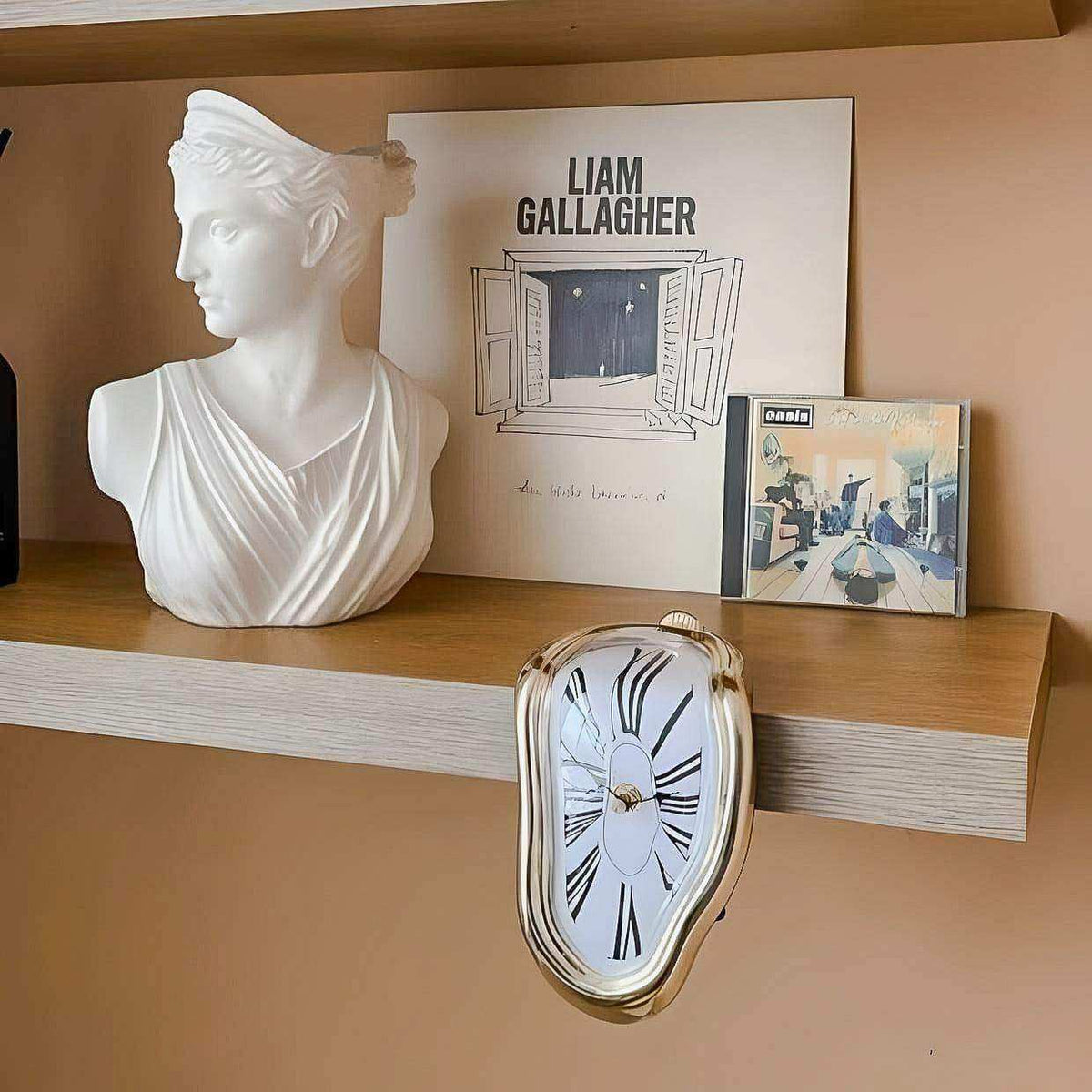 Sculpturale Smeltklok met Stil Uurwerk en Grafische Vervormde Vorm