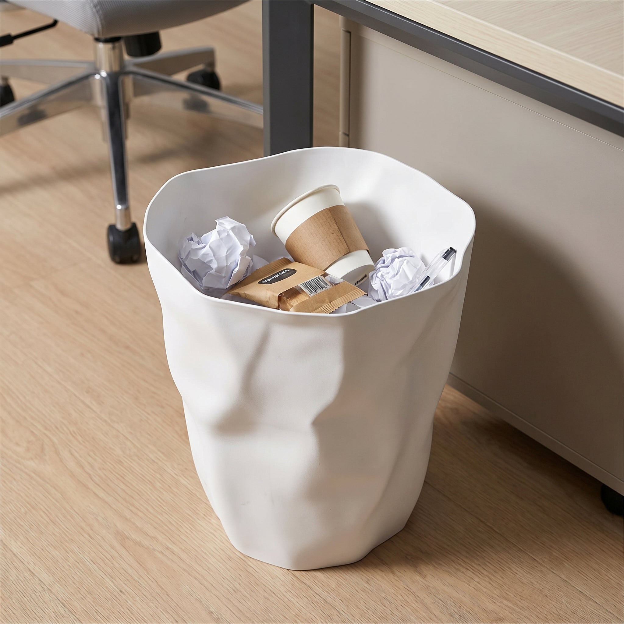 Afvalbak Met Moderne Asymmetrische Vorm En Compact Ontwerp