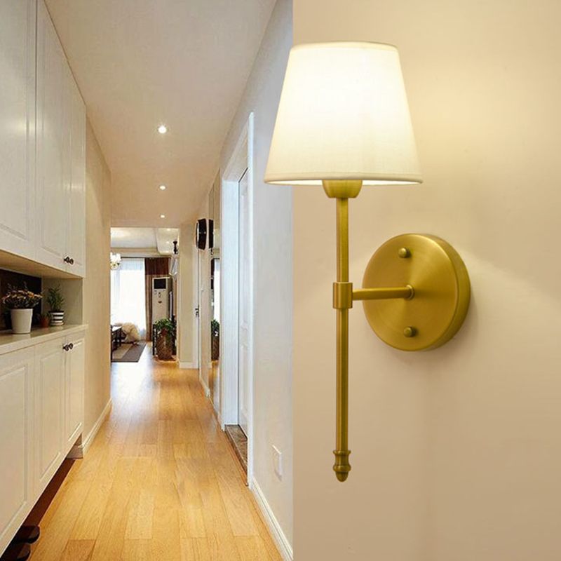 Klassieke Wandlamp Met Stoffen Kap En Messing Armatuur