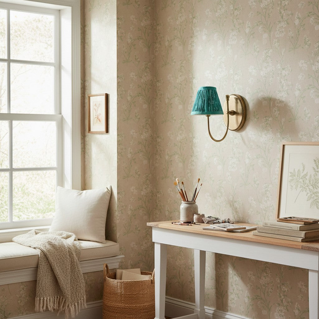 Landelijke Wandlamp Met Stoffen Kap En Sierlijke Wandbevestiging