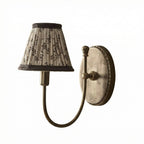 Landelijke Wandlamp Met Stoffen Kap En Sierlijke Wandbevestiging