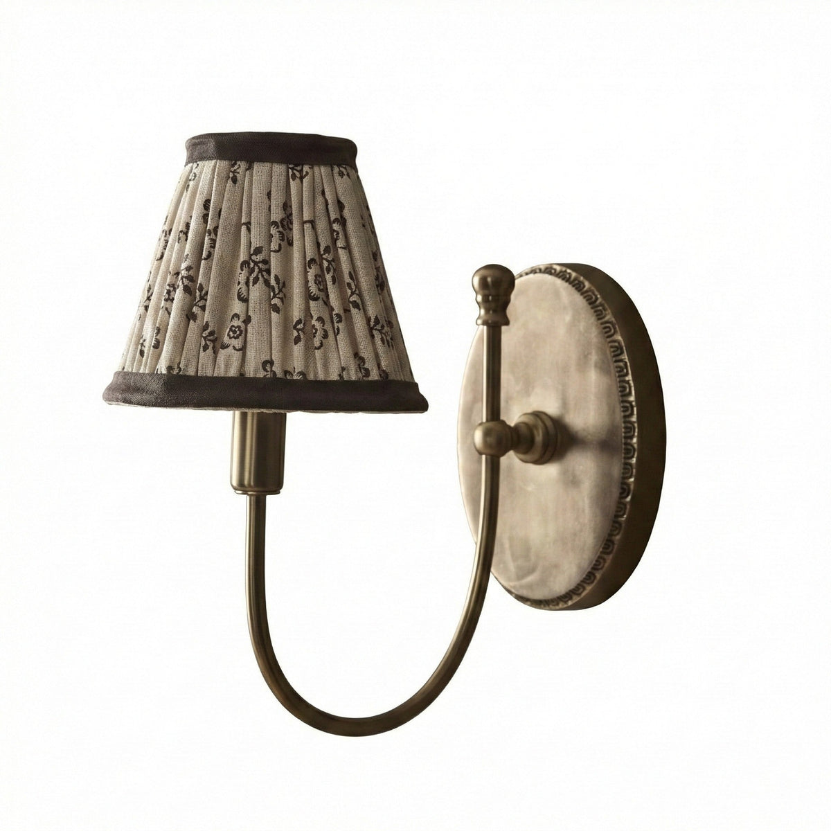 Landelijke Wandlamp Met Stoffen Kap En Sierlijke Wandbevestiging