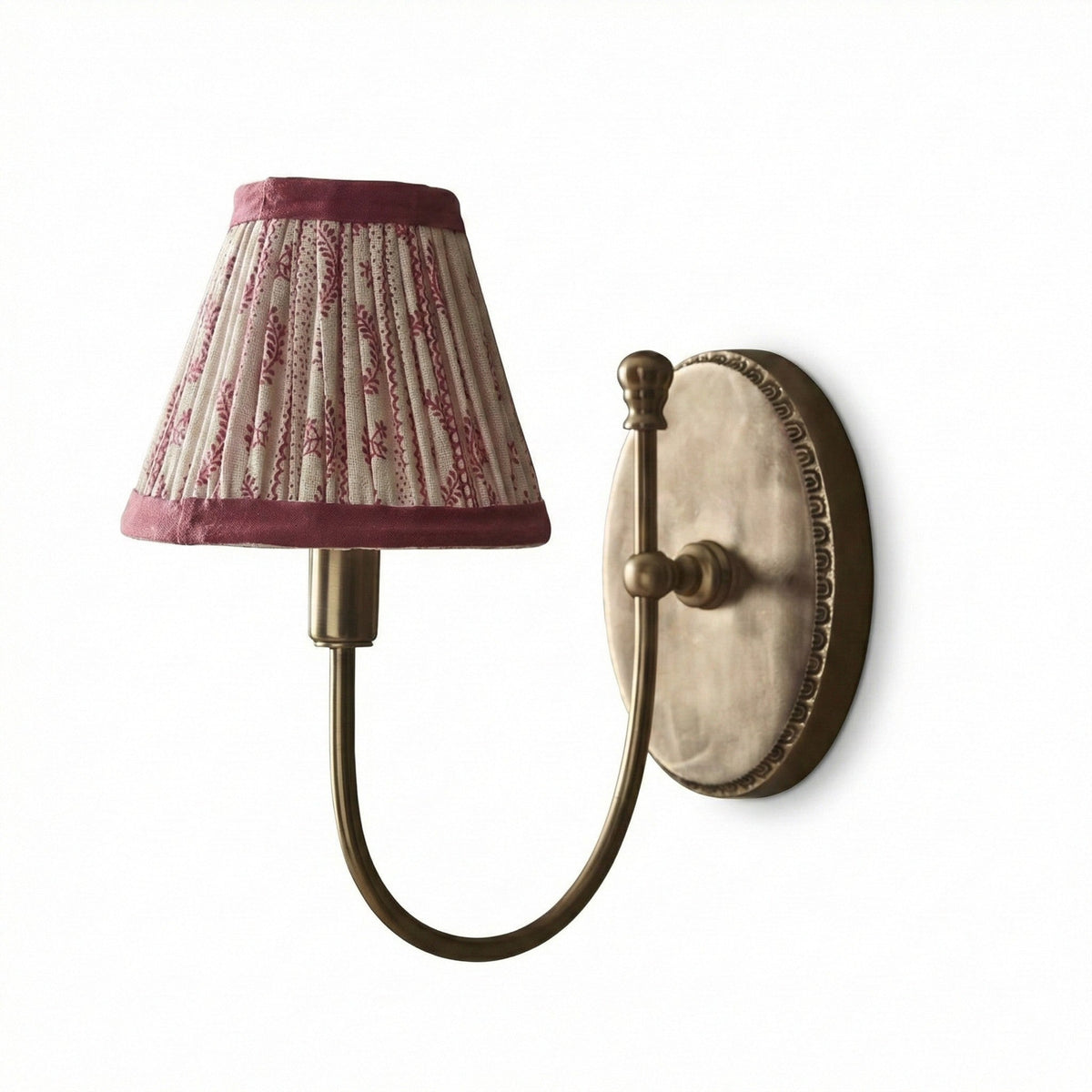Landelijke Wandlamp Met Stoffen Kap En Sierlijke Wandbevestiging
