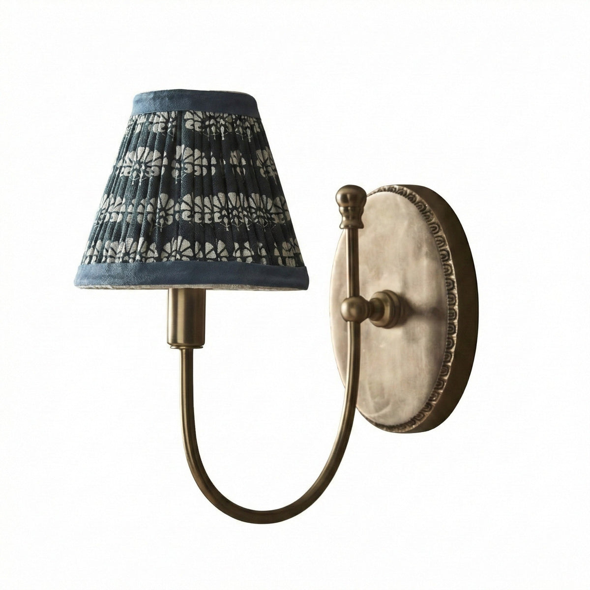 Landelijke Wandlamp Met Stoffen Kap En Sierlijke Wandbevestiging