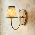 Landelijke Wandlamp Met Stoffen Kap En Sierlijke Wandbevestiging