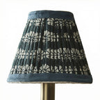 Landelijke Wandlamp Met Stoffen Kap En Sierlijke Wandbevestiging