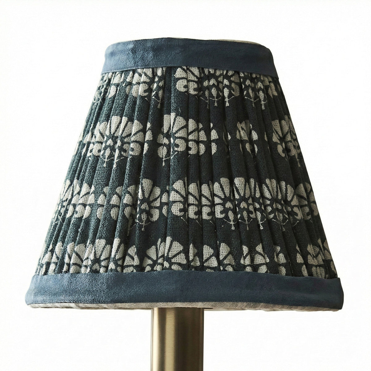 Landelijke Wandlamp Met Stoffen Kap En Sierlijke Wandbevestiging