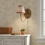 Landelijke Wandlamp Met Stoffen Kap En Sierlijke Wandbevestiging