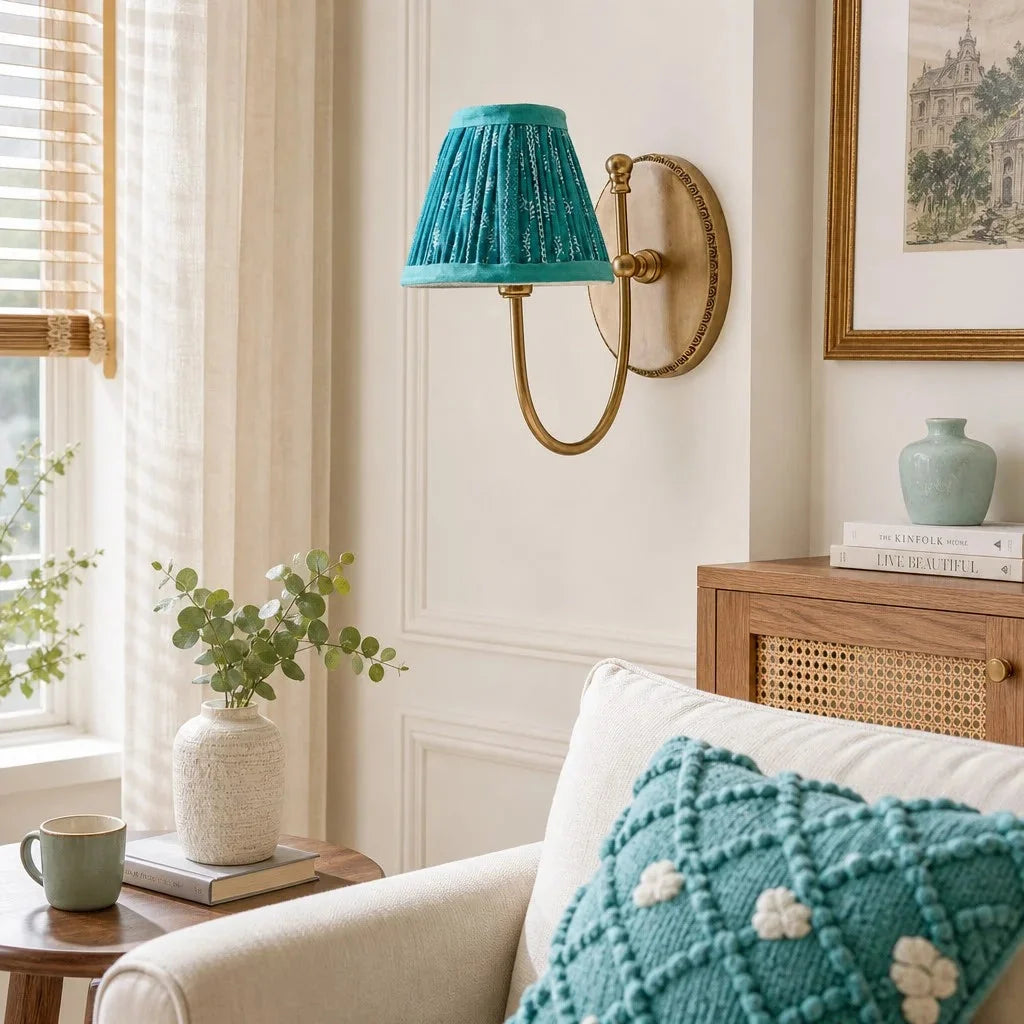 Landelijke Wandlamp Met Stoffen Kap En Sierlijke Wandbevestiging