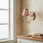 Landelijke Wandlamp Met Stoffen Kap En Sierlijke Wandbevestiging