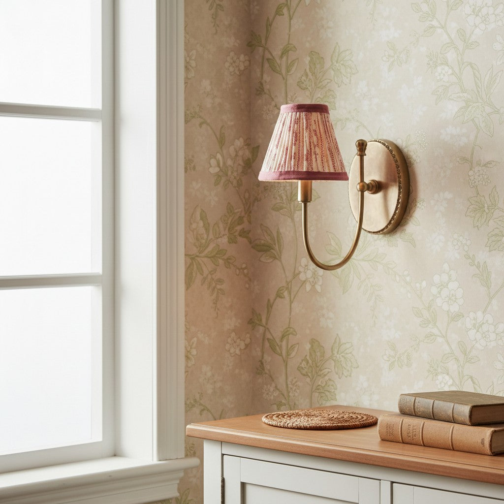 Landelijke Wandlamp Met Stoffen Kap En Sierlijke Wandbevestiging