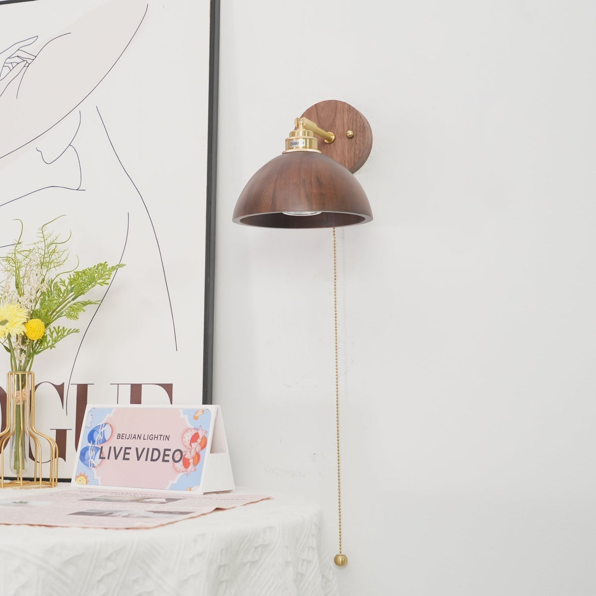 Vintage Wandlamp Met Houten Kap En Trekschakelaar